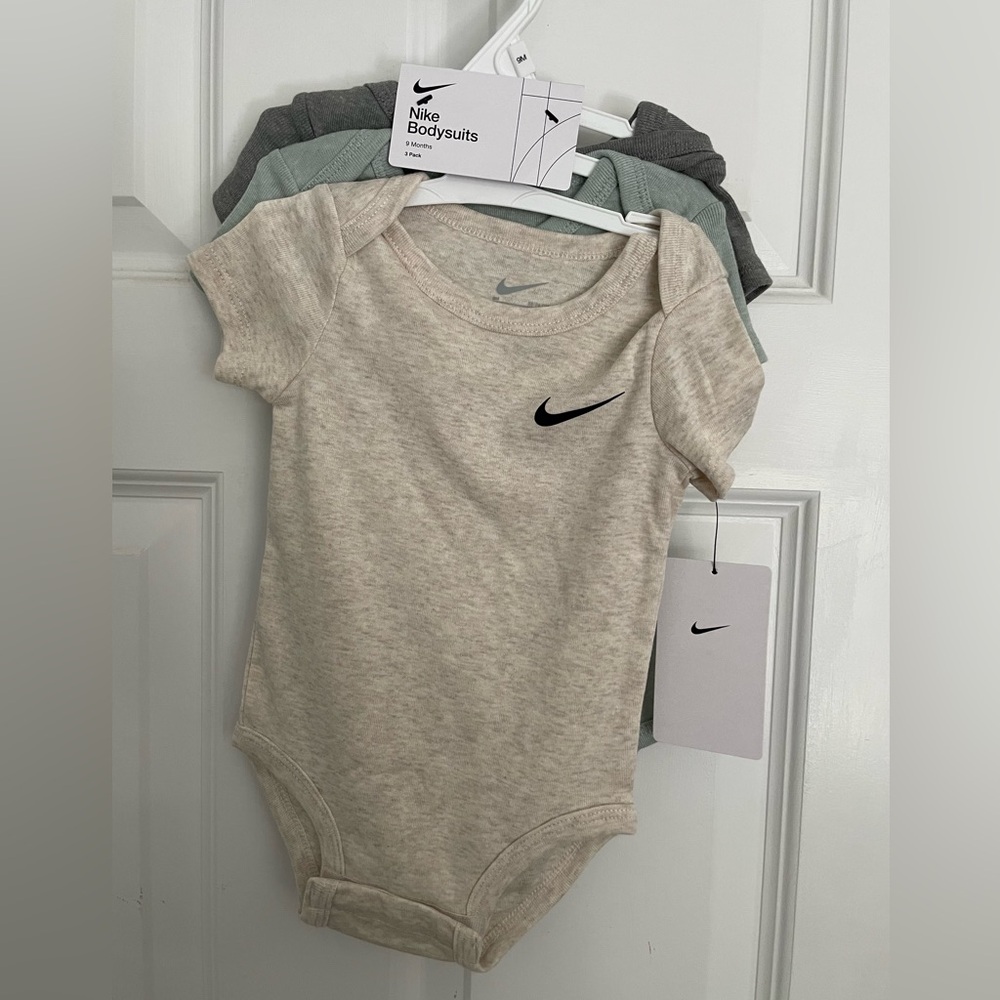 Nike 9 month baby onesies
Grey, cream, and muted green
Brand new with tags